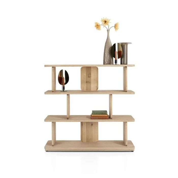 Vooraanzicht van roomdivider Azulaar met vier open niveaus in naturel hout, ingericht met decoratieve objecten en boeken.