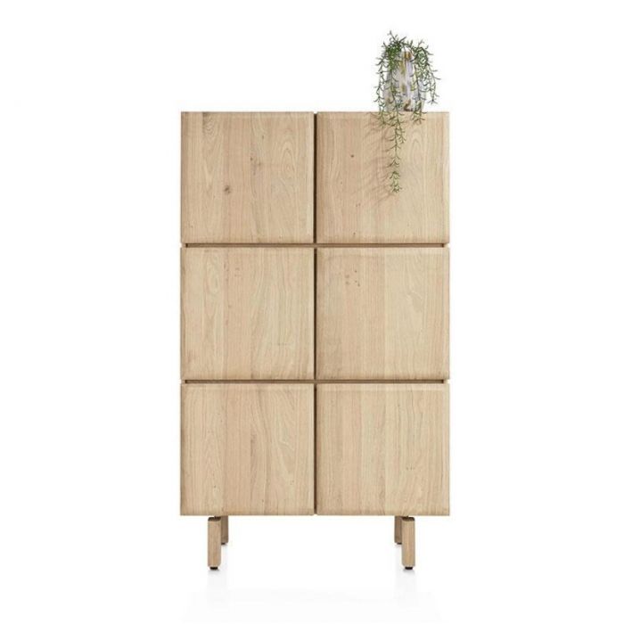 Vooraanzicht van bergkast Azulo met zes gelijke houten frontpanelen in naturel eiken, minimalistisch en symmetrisch vormgegeven.