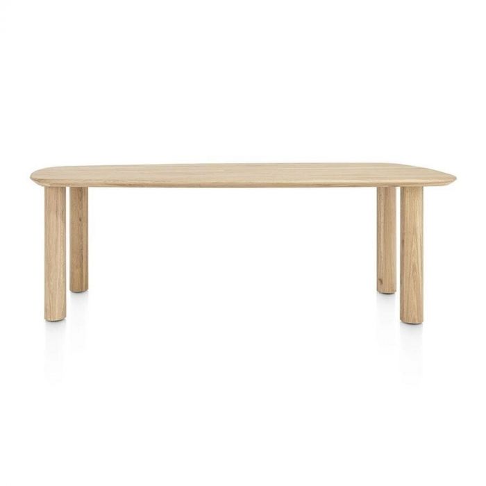 Vooraanzicht van eettafel Azulo van 240x115 cm met afgeronde hoeken en robuuste ronde poten in naturel eikenhout.