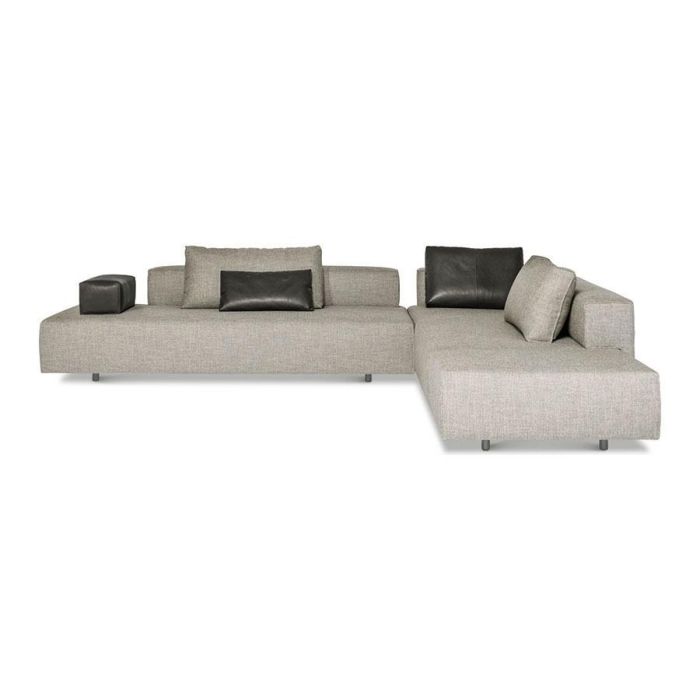 Hoekbank vooraanzicht grijs met lederen kussens.