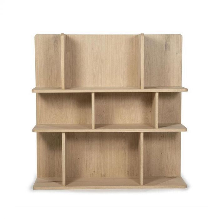 Wandkast Renee van Eleonora in vierkante vorm, volledig van licht eikenhout, met drie niveaus en acht open vakken.