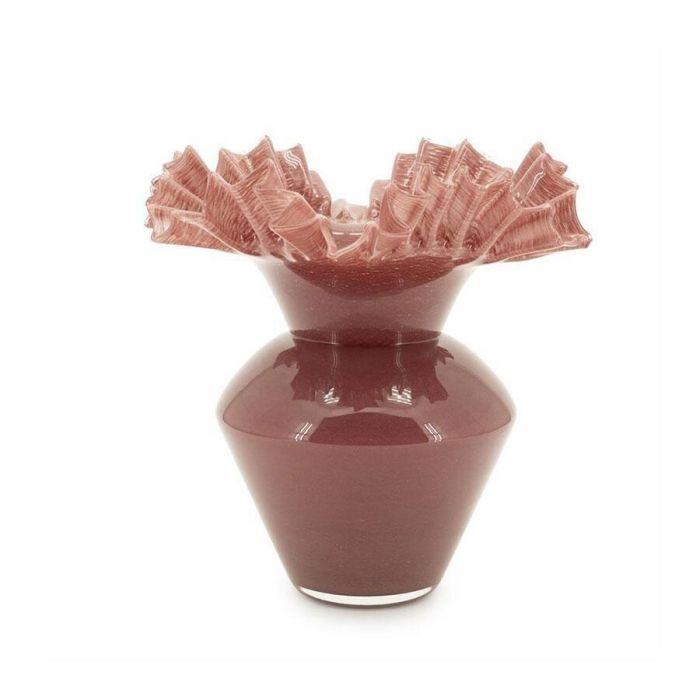 By-Boo Vaas Bae Burgundy, een elegante glazen vaas in diep bordeauxrood met een glanzende afwerking en een sierlijke, geplooide rand voor een speelse uitstraling.