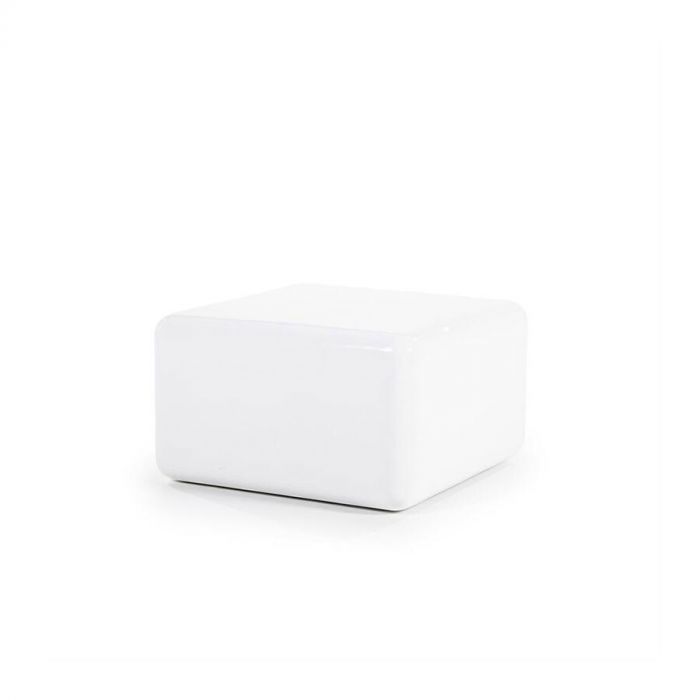  Een minimalistische, kubusvormige bijzettafel met afgeronde hoeken en een glanzende witte afwerking.