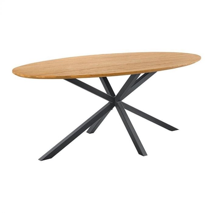 Ovale eettafel Aska met een naturel teak houten blad en een zwart metalen spinpoot onderstel. De tafel heeft een robuust en modern design.