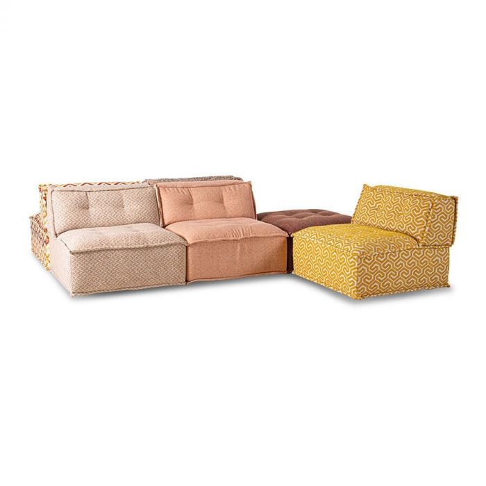 Modulaire elementenbank Esperanza met kleurrijke, verschillende patronen en stoffen, inclusief gele, oranje en beige zitelementen.