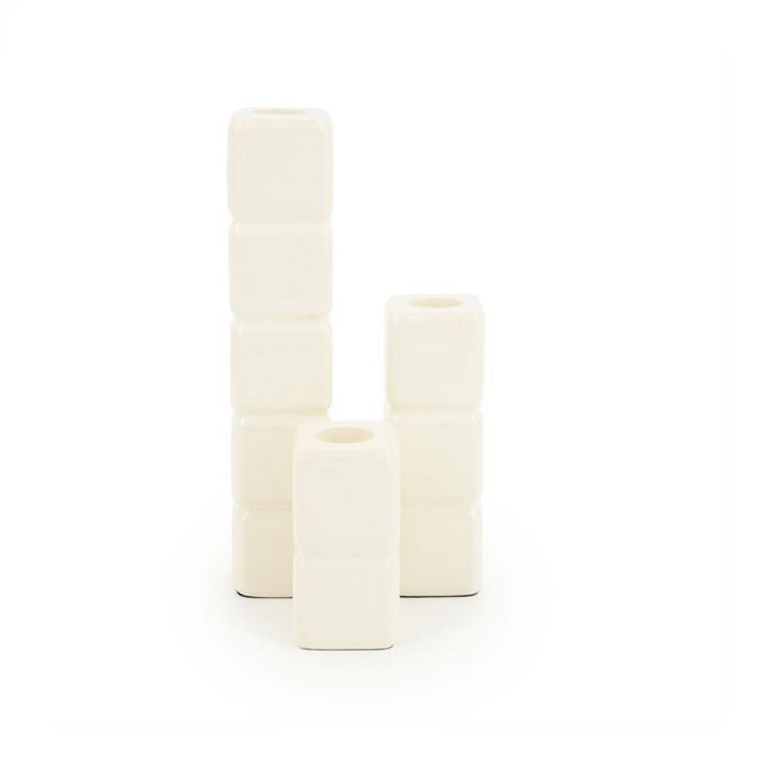 Drie beige, vierkante, gestapelde keramische kandelaarhouders van verschillende hoogtes, verticaal gerangschikt.