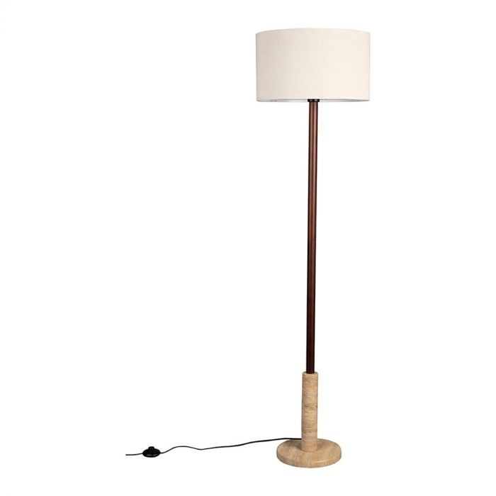 Een eenvoudige staande lamp met een houten standaard en een beige cilindrische lampenkap.