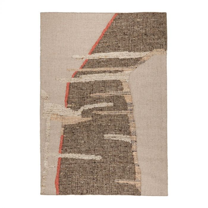 Tapijt met abstract patroon in aardetinten en een accent van oranje langs de rand.
