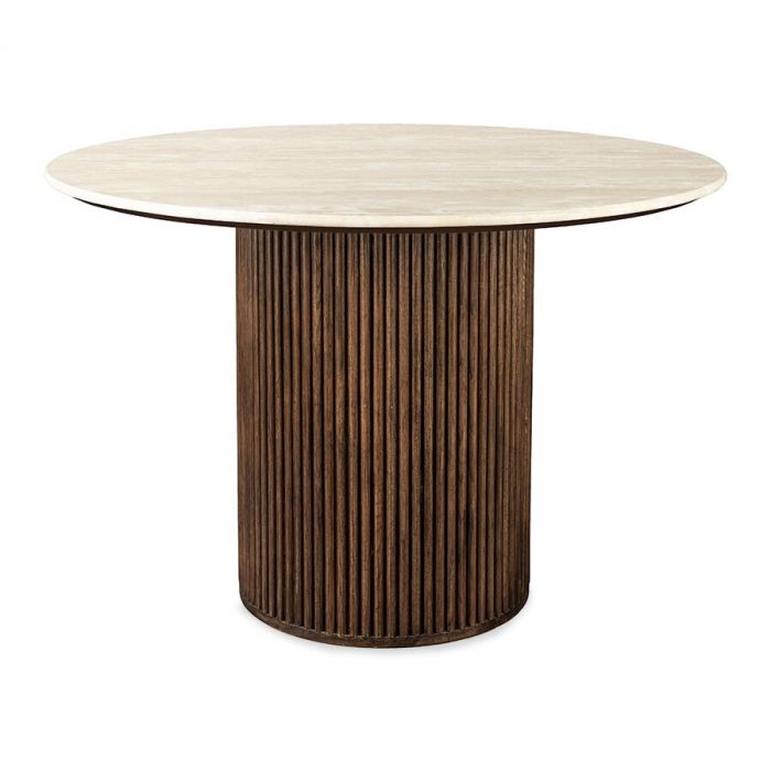 Ronde eettafel Arda met een travertin blad en geribbelde houten basis.