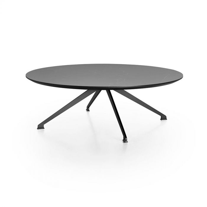 Een ronde, zwarte salontafel met een slank, modern ontwerp. De tafel heeft een glad tafelblad en staat op een metalen onderstel met vier schuingeplaatste poten die naar buiten wijzen.