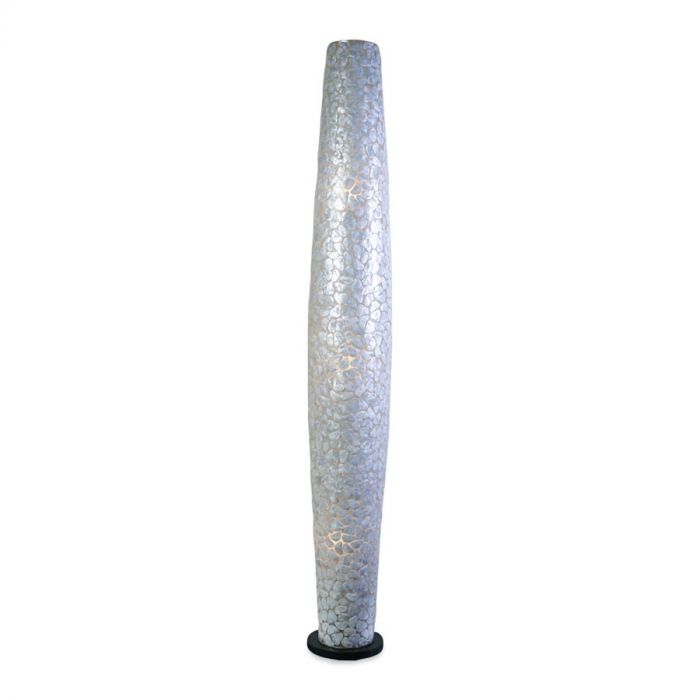 Vloerlamp Stone Wit 200, smalle cilindervormige lamp met schelpachtige afwerking, staand op een zwarte basis.