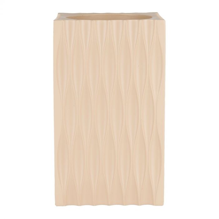 Vooraanzicht van een rechthoekige beige vaas met golvende lijnen op een witte achtergrond.