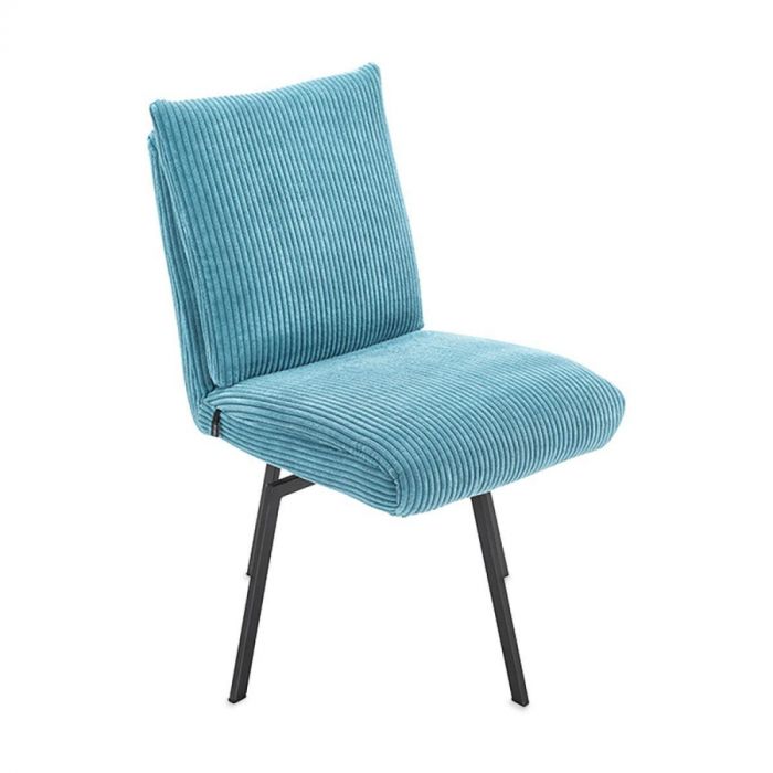 Skagen Studio eetkamerstoel Rold Ergo in blauw corduroy stof met zwart metalen onderstel, schuin van voren weergegeven.