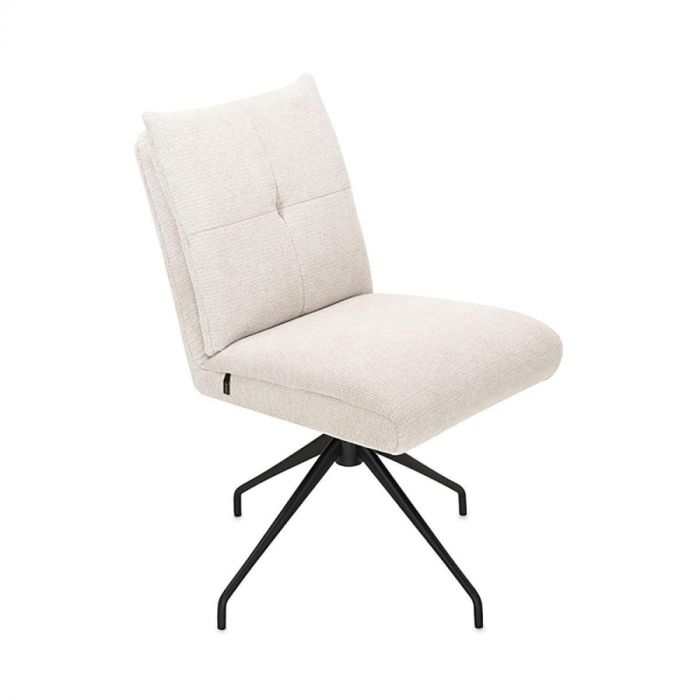 Eetkamerstoel Riis van Skagen Studio in beige stof met zwart metalen draaipoot, schuin van voren gefotografeerd.