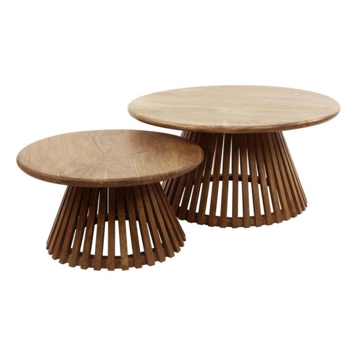 Set van twee ronde salontafels Tweak in massief mangohout met zandkleurig blad en conische lattenvoet, groot en klein model op witte achtergrond.