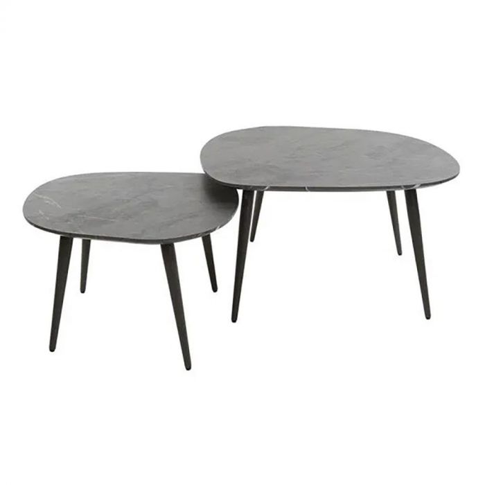 Twee salontafels uit de Rock Organisch set met donkergrijs blad in steenlook en zwarte, slanke poten, gefotografeerd tegen een witte achtergrond.