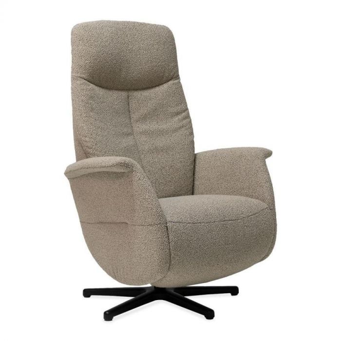 Beige relaxfauteuil met zachte stofbekleding, driekwart zijaanzicht, op zwarte stervormige draaivoet.