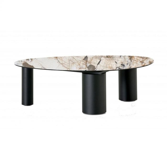 Montèl Salontafel Eclipse heeft een asymetrisch marmerlook blad met drie zwart metalen tafelpoten. De poten zijn dik en cilindervormig. Alle drie poten hebben verschillende diktes.