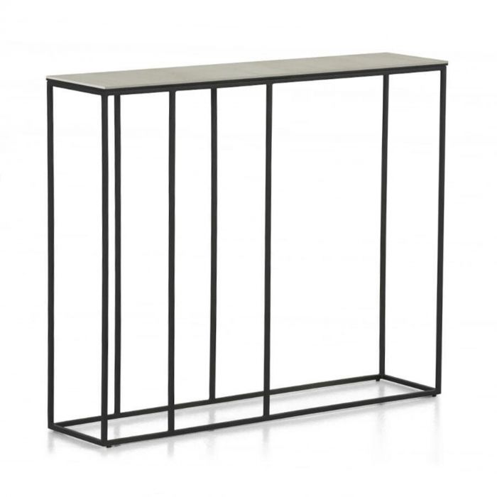 zijkant sidetable Montèl Mura is een strakke, minimalistische tafel met slanke, zwart metalen poten en een beigekleurig blad.