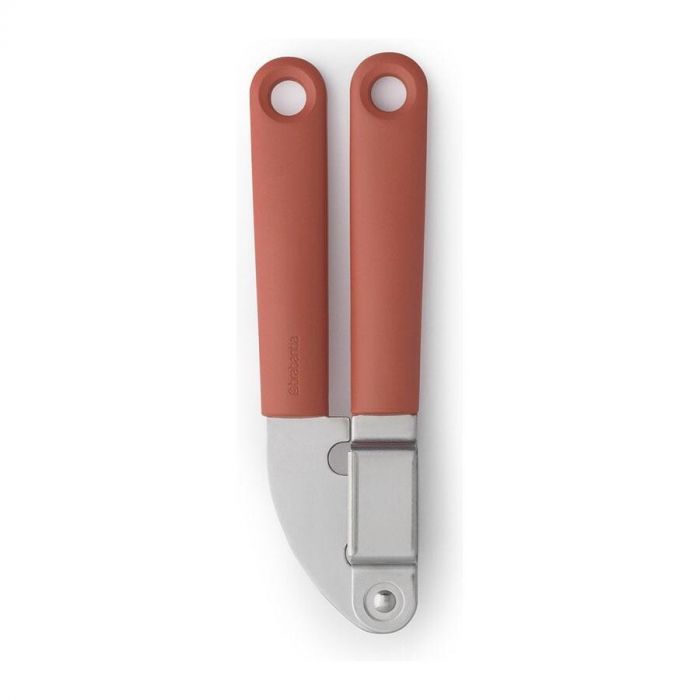 Brabantia knoflookpers met terracotta handvat en stevige roestvrijstalen constructie.