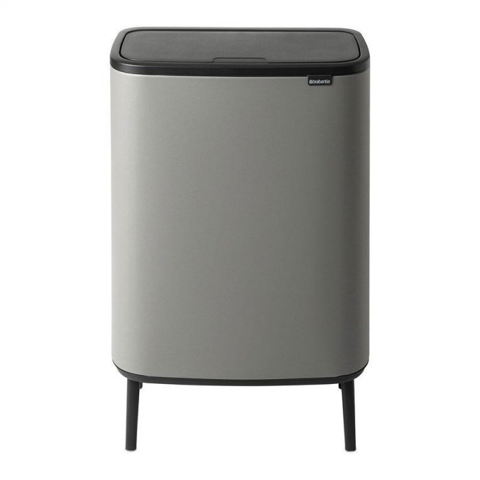 Vooraanzicht van de Brabantia Bo Touch Bin Hi 2 x 30L in betonlook, met een elegant en ruimtebesparend design.