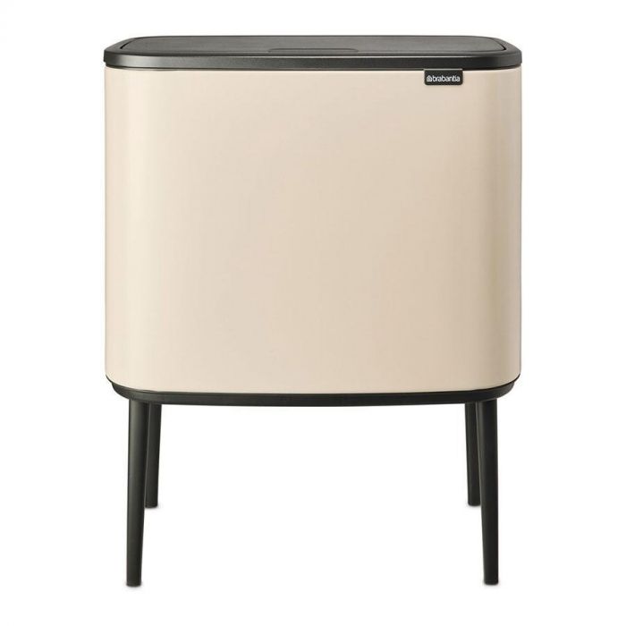  Voorzijde van de beige Brabantia Bo Touch Bin met een elegant soft-touch deksel en slank design.