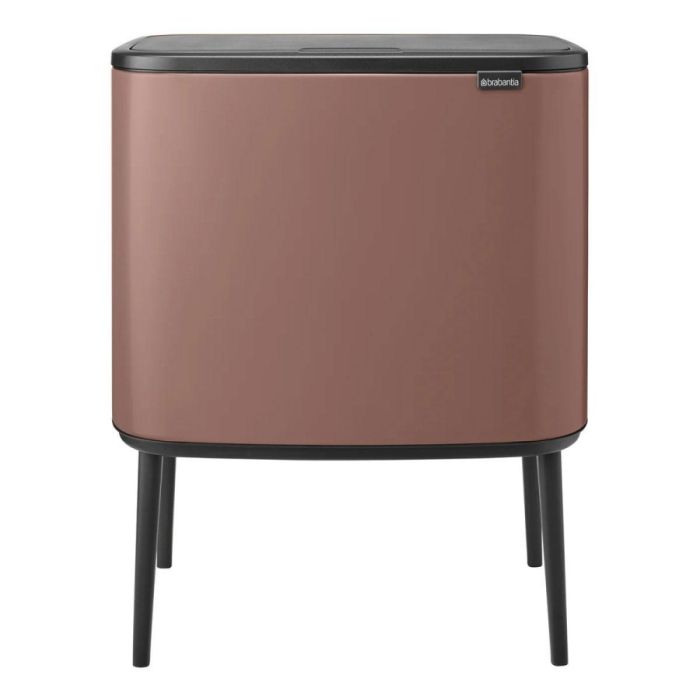 Brabantia Bo Touch Bin afvalemmer 11 + 23 liter in Satin Taupe, gesloten en vrijstaand op zwarte poten tegen een witte achtergrond