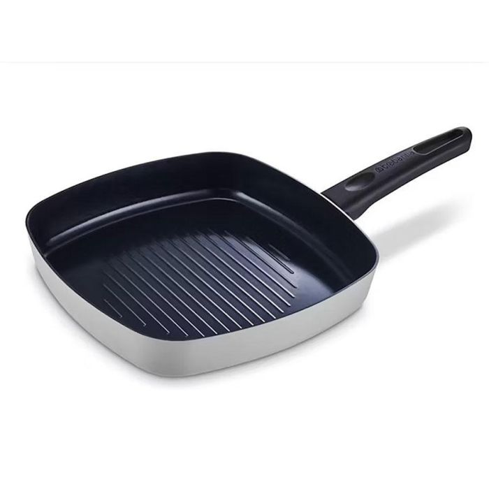 Brabantia Indu+ grillpan 26 cm lichtgrijs met vierkante vorm, zwarte grillribbels en stevige handgreep, gefotografeerd schuin van boven.