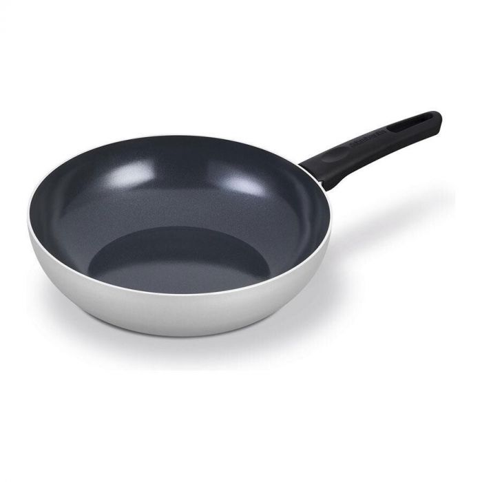 Wokpan Brabantia Indu+ 28 cm in zilverkleurig gerecycled aluminium met keramische anti-aanbaklaag, liggend op wit.