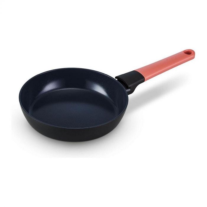 Brabantia Tasty+ koekenpan met een diameter van 20 cm, gemaakt van zwart gerecycled aluminium met een rood handvat.