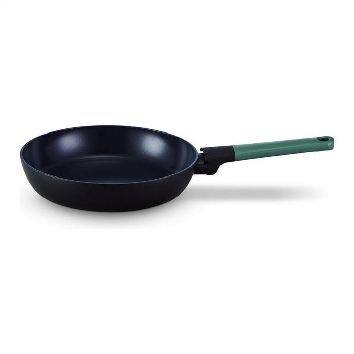 Koekenpan met groen handvat en keramische anti-aanbaklaag, 24 cm, liggend op een witte achtergrond.