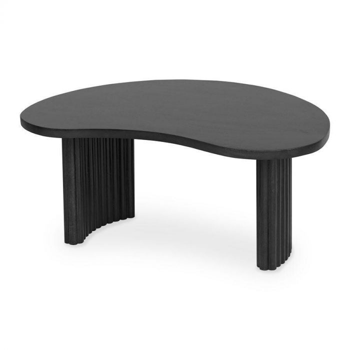 Boonvormige zwarte salontafel Firenze met een golvend tafelblad en geribbelde poten, gemaakt van zwart gelakt mangohout.