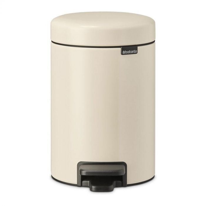  Close-up van de Brabantia NewIcon pedaalemmer 12 liter in beige, met een elegant en compact ontwerp.