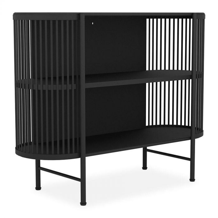 Zwart metalen dressoir Dinsor van Eglo met open rekken en verticale lamellen, losstaand gefotografeerd op witte achtergrond.