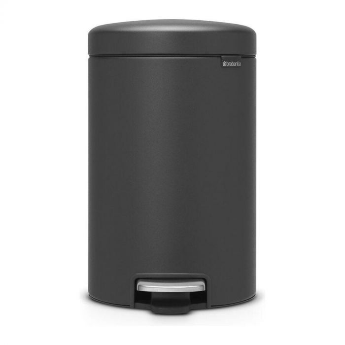 Vooraanzicht van de Brabantia NewIcon pedaalemmer 12 liter in de kleur mat zwart met een roestvrijstalen pedaal.