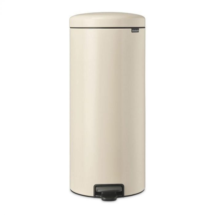 Beige Brabantia NewIcon pedaalemmer van 30 liter, frontaal zicht met strak design en zacht sluitend deksel.