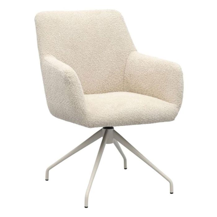Lichte Trendhopper eetkamerstoel Bora met armleuningen en beige bouclé look bekleding, schuin van voren.