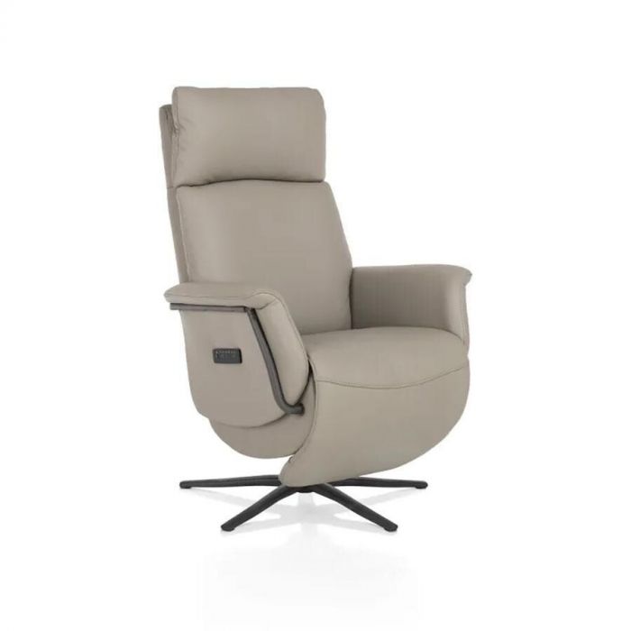 Elektrisch verstelbare relaxfauteuil Stelvio van Henders & Hazel in beige leer, met een draaivoet en verstelbare hoofdsteun.