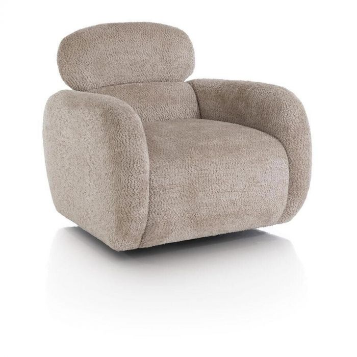 Draaifauteuil Ostia in een zachte beige stof, met afgeronde vormen en een modern design.