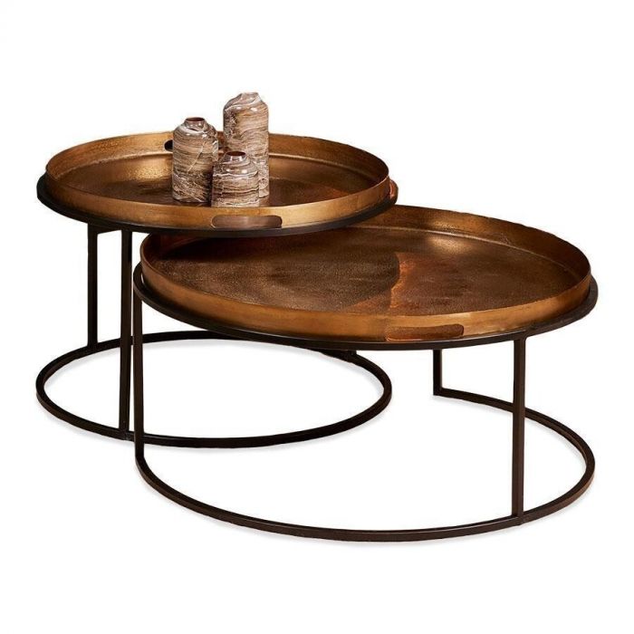 Set van twee ronde salontafels Puck met gouden aluminium bladen en zwart ijzeren frame, perfect voor moderne en klassieke interieurs.
