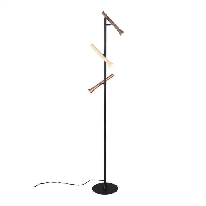 Moderne vloerlamp Fiato met drie gekantelde lampen in houttinten en een zwarte metalen standaard.