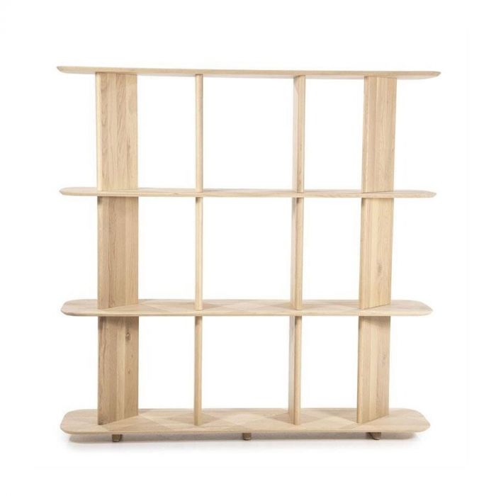 Boekenkast Ty van Eleonora in naturel houtkleur met strakke lijnen en ronde hoeken, gezien van voren.