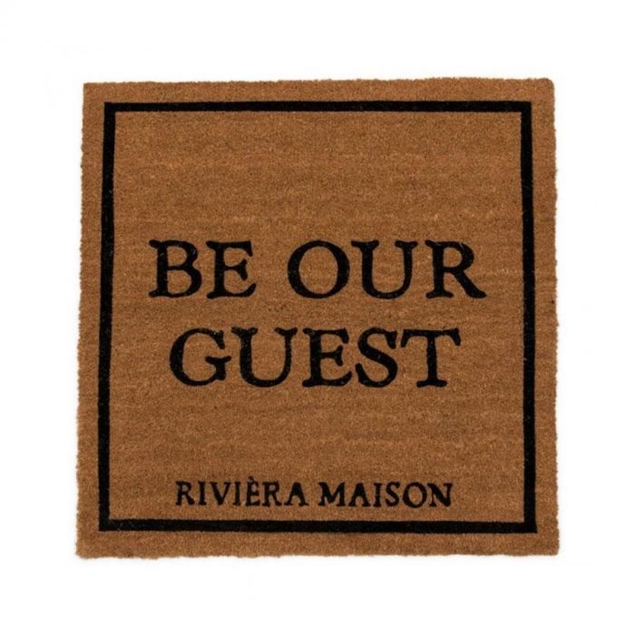 Deurmat Be Our Guest van Rivièra Maison, productfoto – Vierkante kokos deurmat Be Our Guest van Rivièra Maison, met zwarte rand en tekst in klassieke typografie.