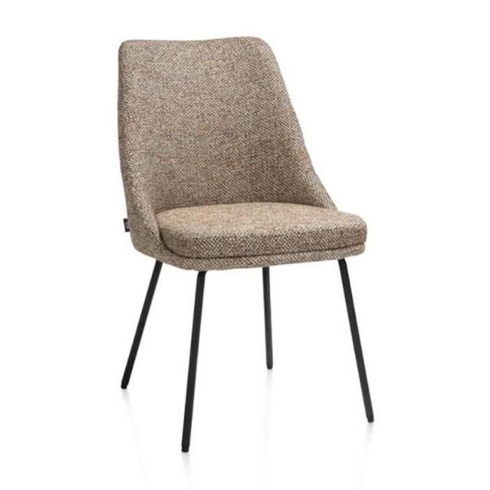 Eetkamerstoel Isaac van Henders & Hazel in koperkleurige Bellini-stof, schuin van voren gefotografeerd, met zwarte metalen poten.