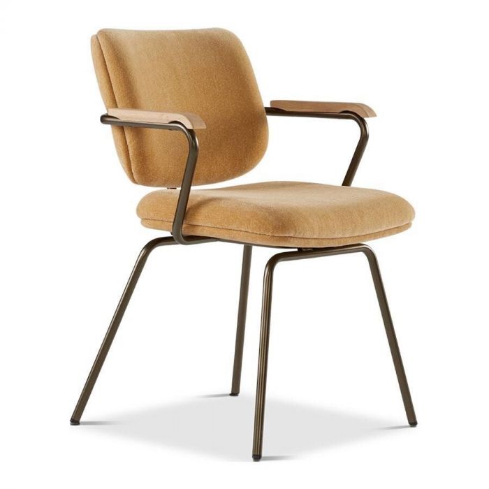 Armstoel Kobe in okergele stof met metalen frame en houten armleuningen, driekwart vooraanzicht.