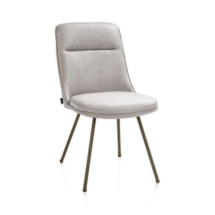 schuine kant grijze eetkamerstoel mateo in lederlook met 4 bruin metalen poten. De eetkamerstoel van Henders en Hazel heeft geen armleuning.