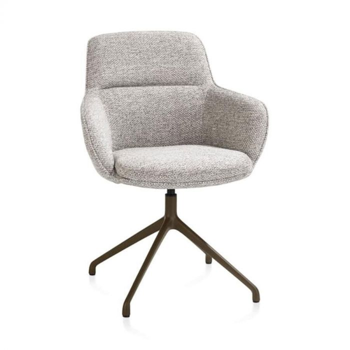 Schuin vooraanzicht van eetkamerstoel Mateo met armleuningen in kiezelkleurige stof en draaibare vierteenspoot in bruin metaal.