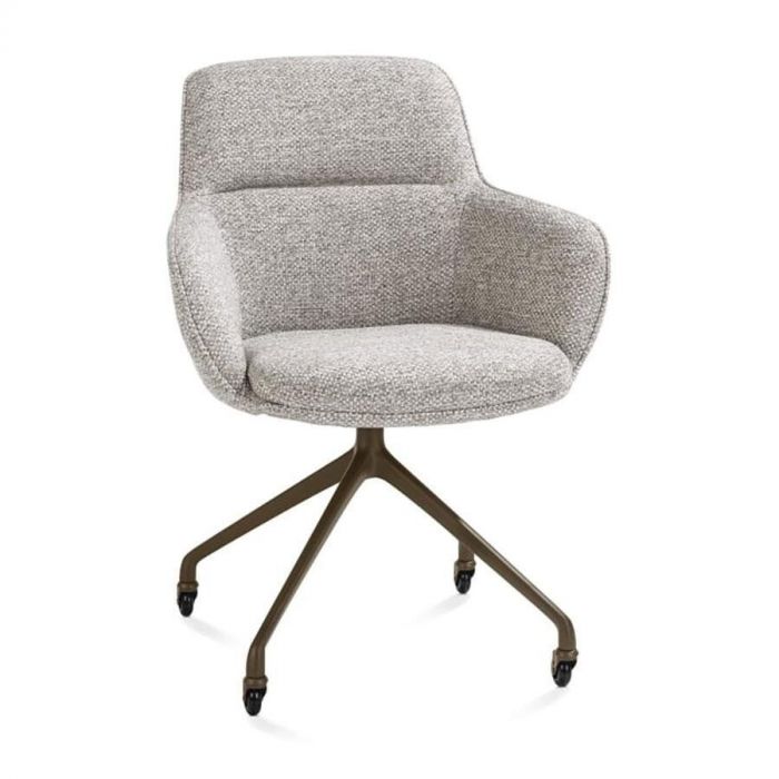 Schuin vooraanzicht van eetkamerstoel Mateo in kiezelkleur met armleuningen en draaibare poot op vier zwenkwielen.