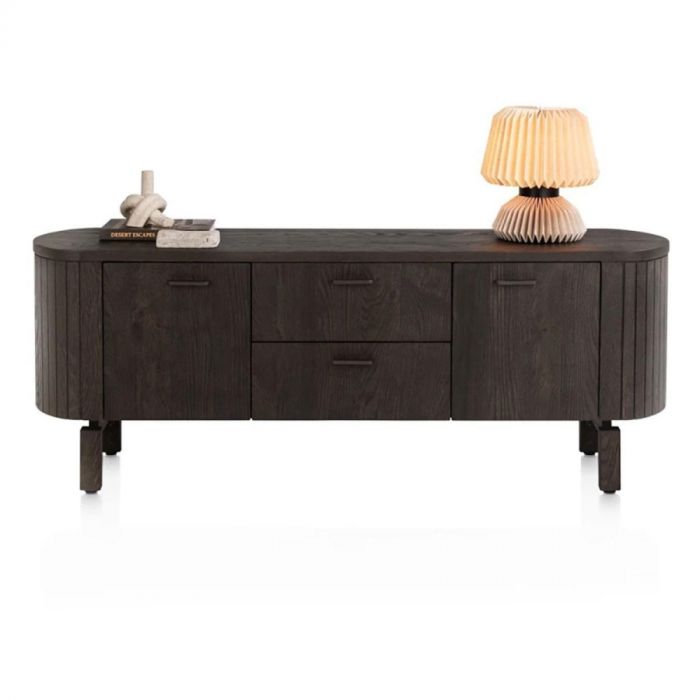 Henders & Hazel lowboard Rafello 160 cm, frontaal beeld met houten blad, lamp en decoratieboeken bovenop.