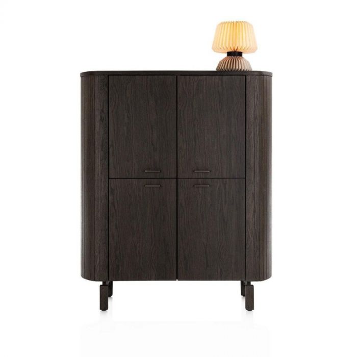 Henders & Hazel highboard Rafello Basalt, frontaal beeld van een hoge donkere kast met afgeronde hoeken en lamp erbovenop.